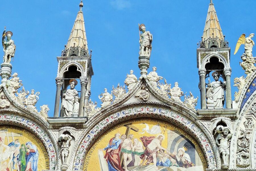 Venice: Doge's Palace and Basilica Tour with Gondola Ride - How the gondola ride under the Bridge of Sighs fits the day