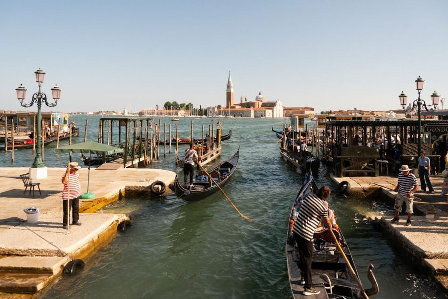 Venice: Doge's Palace and Basilica Tour with Gondola Ride - Pacing and tour size: what 2.5 hours feels like