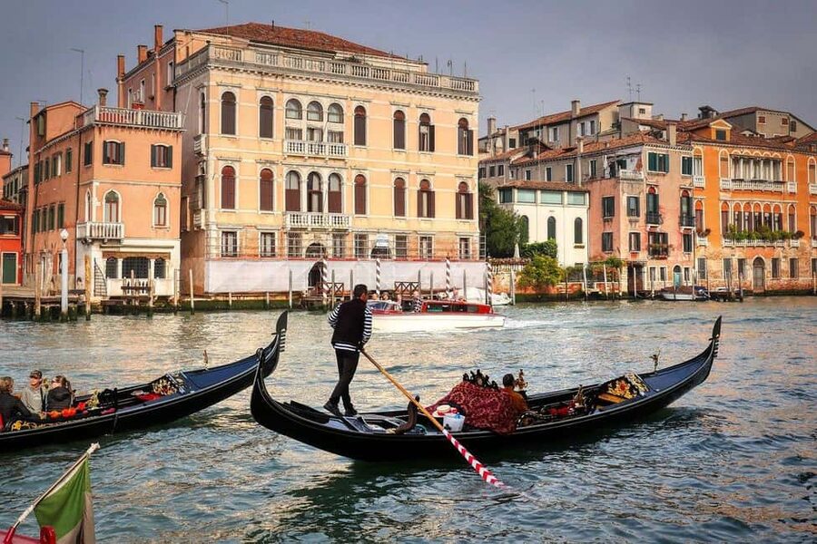 Venice: Doge's Palace Guided Tour with Optional Gondola Ride - Crossing the Bridge of Sighs into the New Prison area