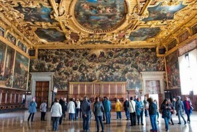 Venice: Doge's Palace Guided Tour With Tickets & Optional Gondola - The Bridge of Sighs stop: what your photos usually miss