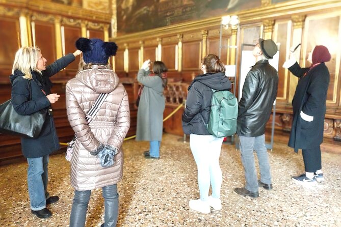 Venice: Doge's Palace Guided Tour With Tickets & Optional Gondola - How the guides tend to shape the experience