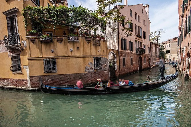 Venice Gondola Experience - Seats, Crowds, and the Comfort Reality of Shared Gondolas