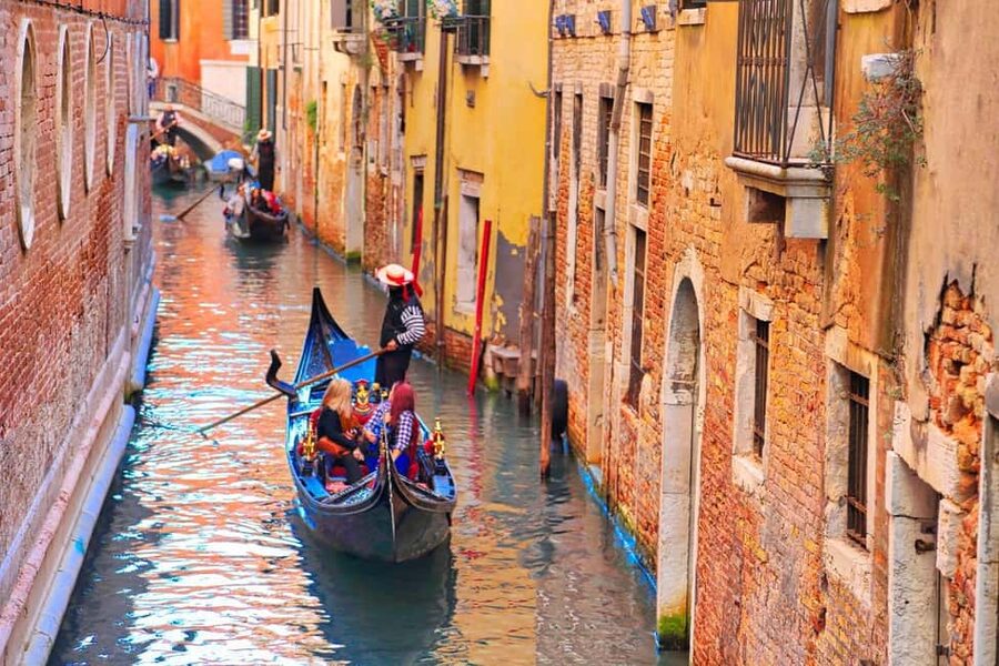 Venice: Gondola Ride Along Grand Canal and Hidden Corners - Conditions That Can Change the Ride (Tides, Traffic, and Weather)