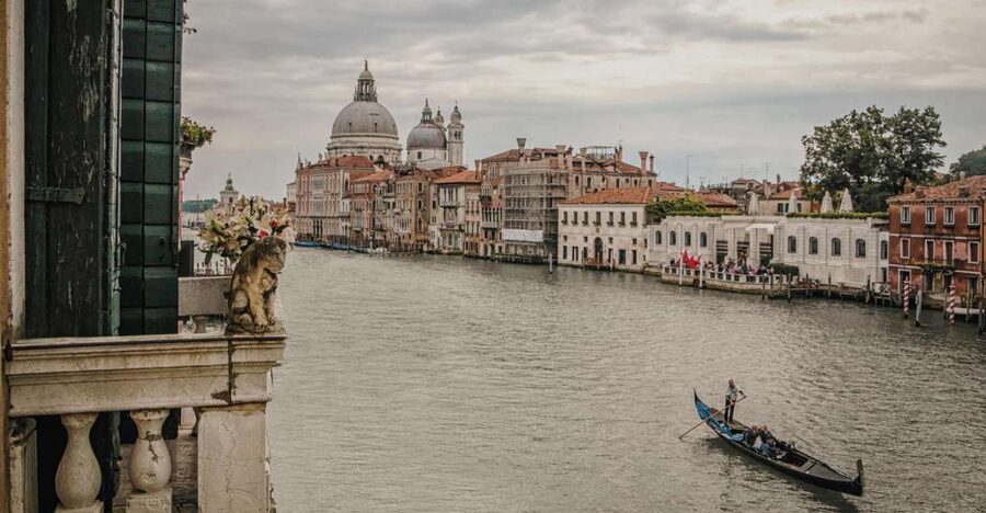 Venice: Gondola Ride and a Gala Dinner in a Venetian Palace - Key things to know before you go