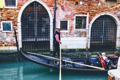 Venice: Gondola Ride and Skip the Line Doge's Palace Tour - A 30-minute shared gondola that actually gives you the view