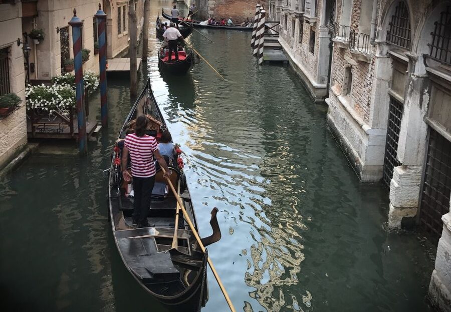 Venice: Gondola Ride & Guided Tour of St. Mark's Basilica - Gaze at the city’s icons: how the ride complements the walking tour
