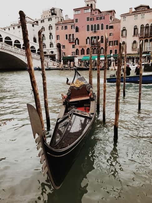 Venice: Gondola Ride under the Bridge of Sighs and Premium Audio Guide - The 20-minute introductory walk: what it does for your gondola ride
