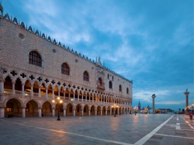 Venice: Highlights with Local Private Walking Tour & Gondola - Meeting point near the train station, with a 15-minute buffer