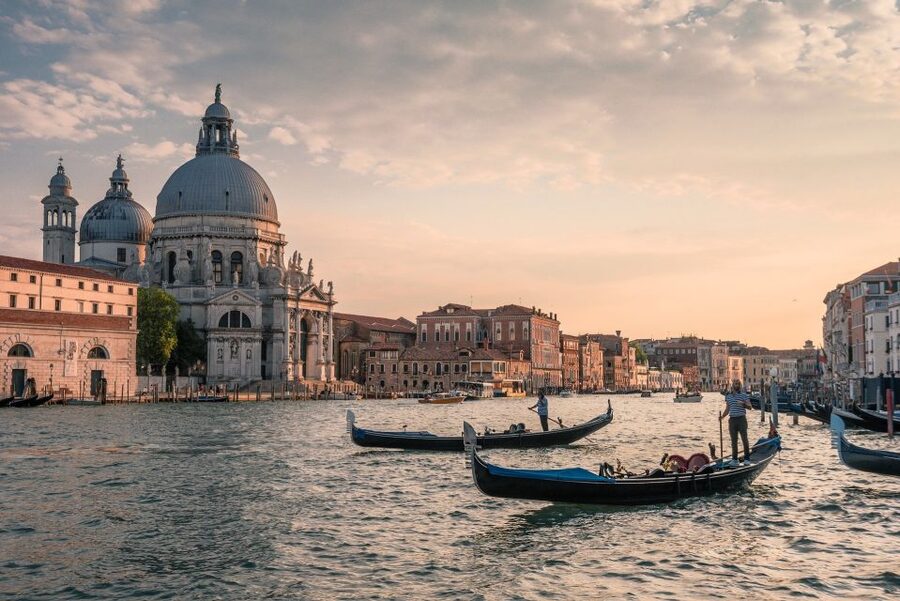 Venice: Off the Beaten Path Private Gondola Ride - Rialto and the turning point toward headline Venice