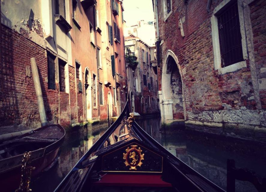 Venice: Private After Dark Tour and Gondola Ride - Starting in the shadows near San Giacometto di Rialto