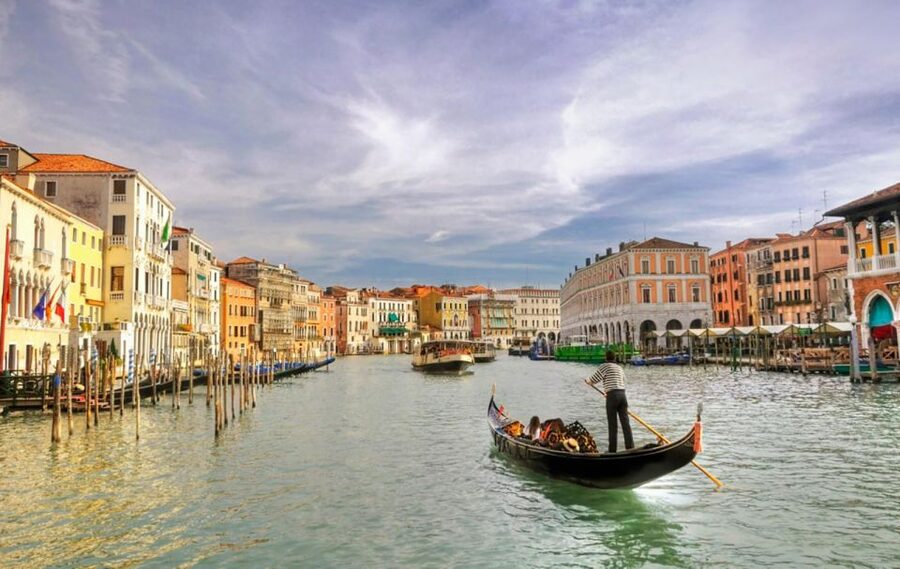 Venice: Private Gondola Cruise for up to 5 Passengers - Price and Value: When $157.47 Makes Sense