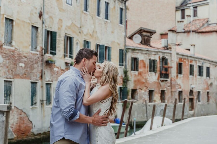 Venice: Private Gondola Ride with Photo Shoot - Your Photographer’s Role: Posing, Weather, and Looking Like You