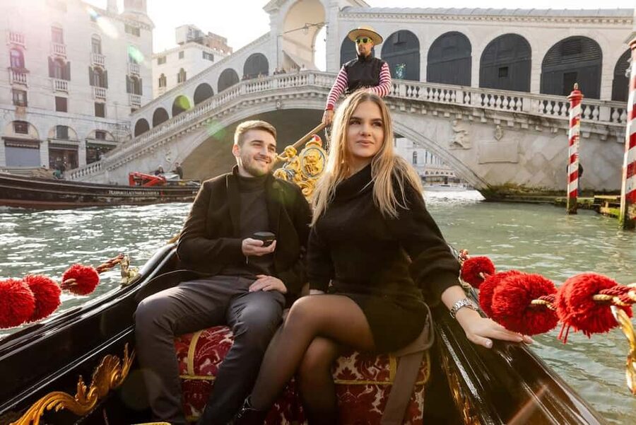 Venice: Private Photoshoot In Gondola - Meeting at Ponte dei Baretteri: where the shoot starts