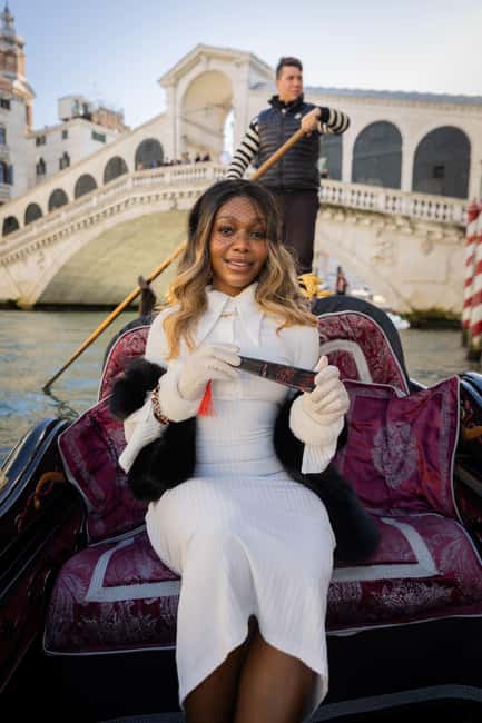 Venice: Private Photoshoot In Gondola - Rules that affect your photos: no flash, watch the walking