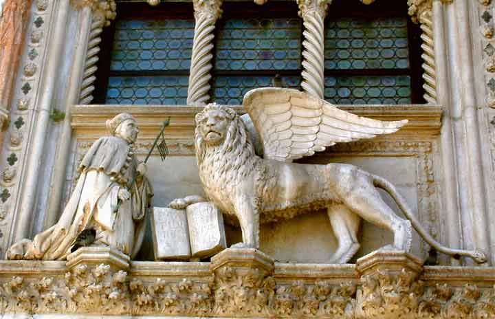 Venice: Private Tour with Doge's Palace, St. Mark's, Gondola - The Bridge of Sighs: The Moment That Locks the Story In