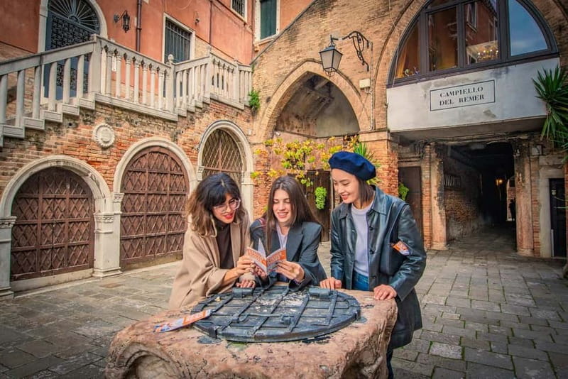 Venice: Private Walking Tour with Optional Gondola Ride - Palazzo Contarini del Bovolo: the snail staircase and the pleasure of hiding places