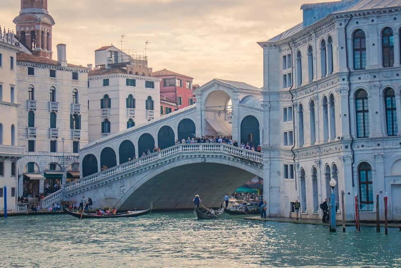 Venice: Private Walking Tour with Optional Gondola Ride - Time away from the crowds: how the route changes your day