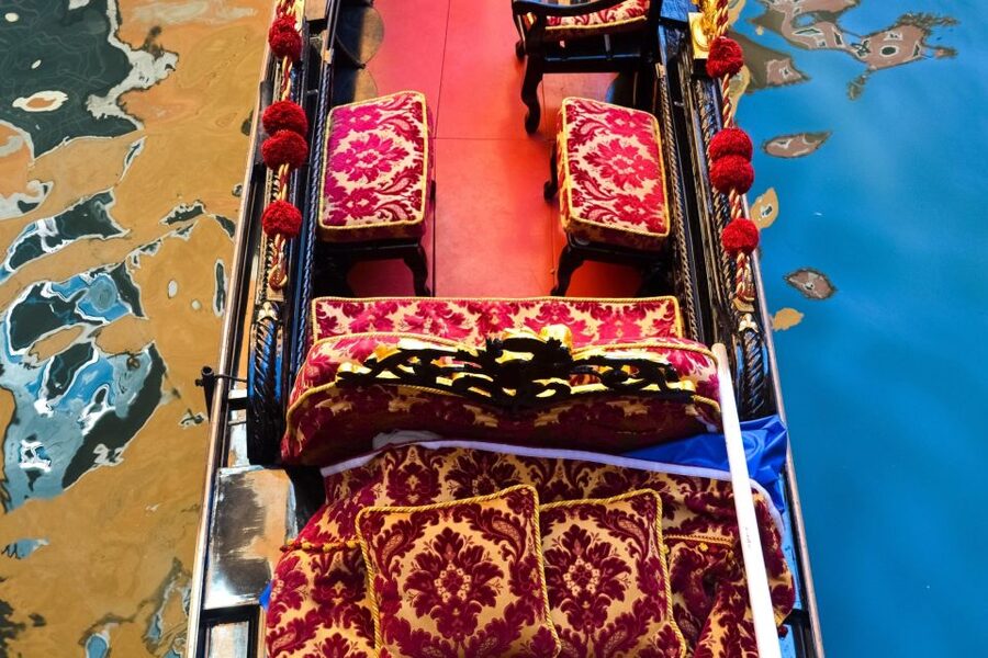 Venice: Romantic Gondola tour and Dinner for two - A 30-minute private canal glide from Santa Maria del Giglio