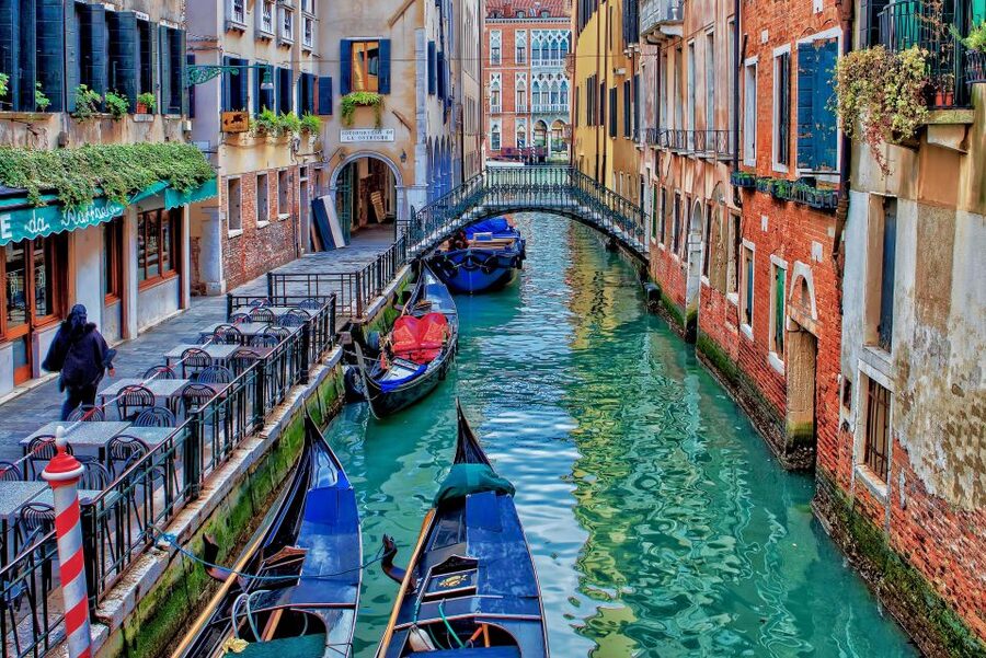 Venice: Romantic Gondola tour and Dinner for two - Practical comfort: dress code, smoking, and mobility limits