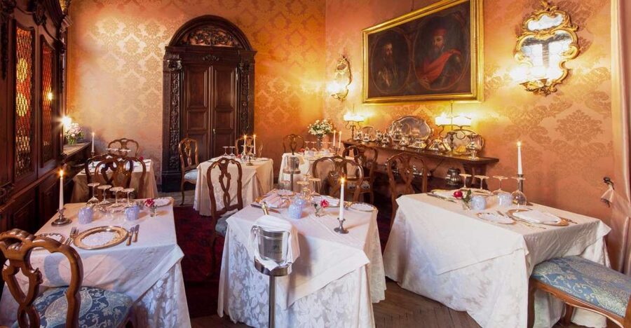 Venice: Romantic Palace Dinner and Private Gondola Ride - 5 things that make this gondola + palace dinner combo special