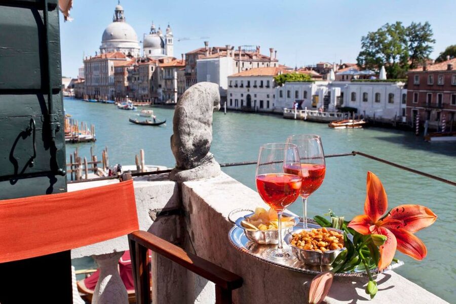 Venice: Romantic Palace Dinner and Private Gondola Ride - Fish or Meat Dinner: What you’ll actually be eating