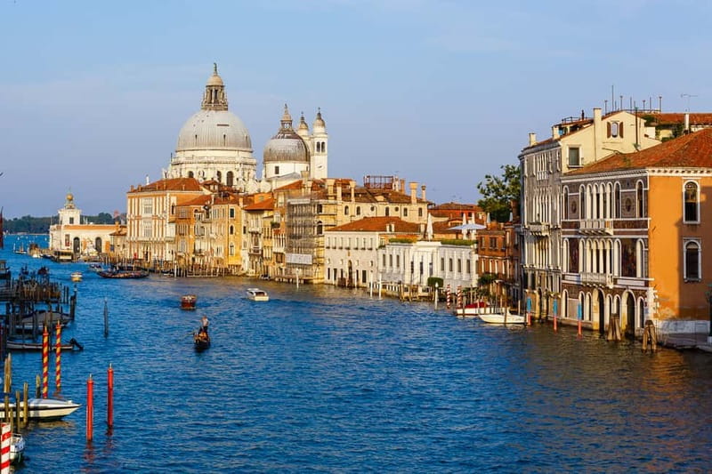 Venice: Romantic Shared Gondola Serenade on the Grand Canal - How the shared gondola serenade really plays out