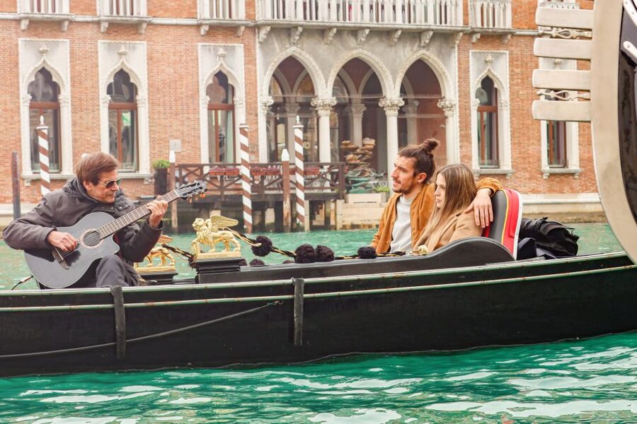 Venice: Shared Gondola Ride and Serenade - Practical tips to make your serenade feel like a win