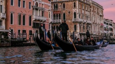 Venice: Shared Gondola Ride at Sunset - Boarding Setup: Shared Gondola Seating and Photo Reality