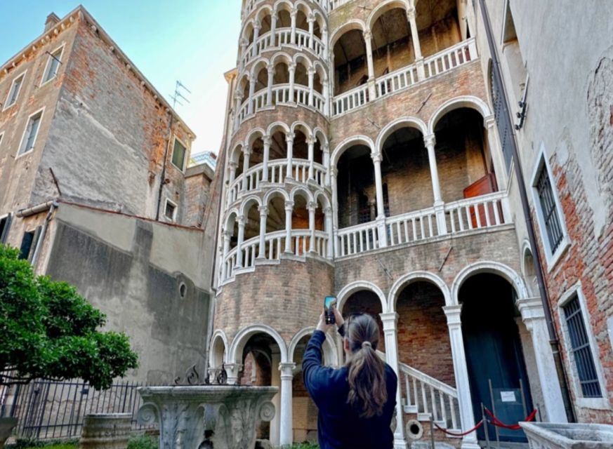 Venice: St. Mark's, Doges Palace, Rialto, and Gondola Tour - The Rialto Bridge District Walk: Classic Photos Plus Real Direction