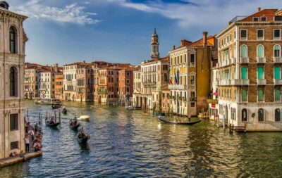 Venice: St. Mark’s Walking Tour & Gondola Traghetto Crossing - The smartphone audio loop: 36 points, with a rhythm you control