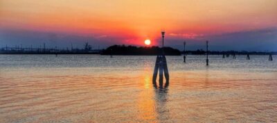 Venice: Sunset or Evening Gondola Tour - The gondola experience in 30 minutes: what you’re really buying