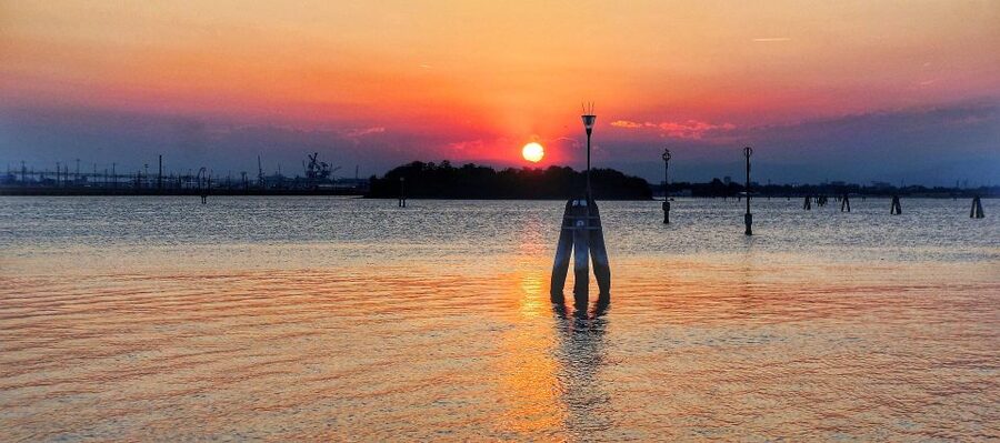 Venice: Sunset or Evening Gondola Tour - The gondola experience in 30 minutes: what you’re really buying