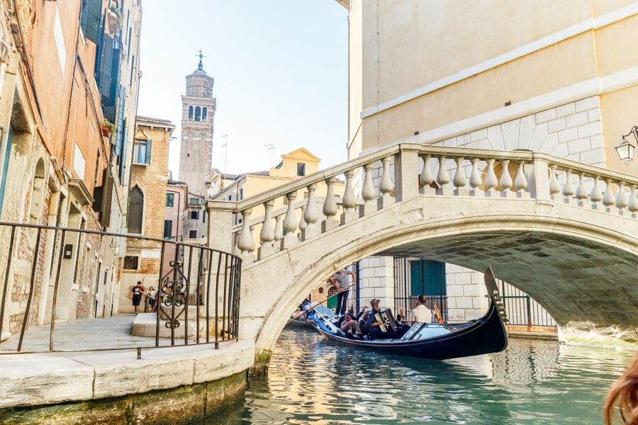 Venice: Traditional Shared Gondola Ride - Gondoliers, commentary, and what to expect from the conversation