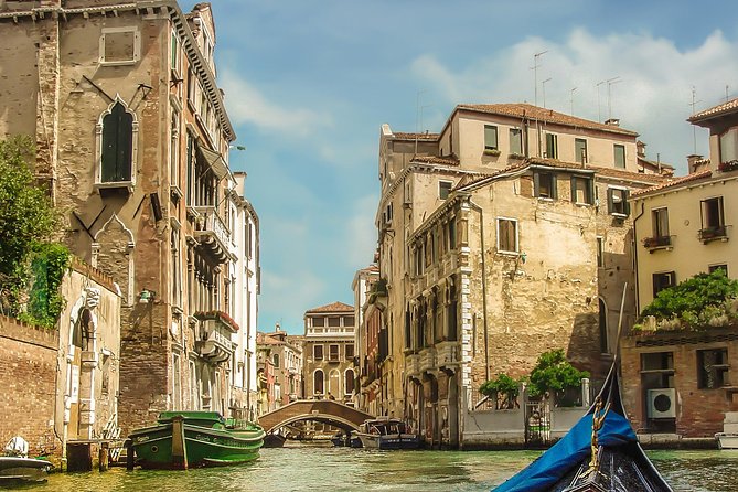 Venice Walking Tour and Gondola Ride - Small details that can make or break your day: uneven ground, headsets, and rain