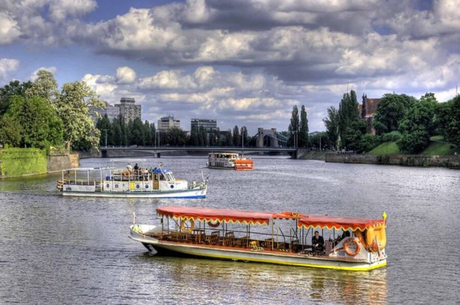 Wrocław: city walk with a professional guide and cruise - Rynek and Plac Solny: where the city’s rhythm shows fast