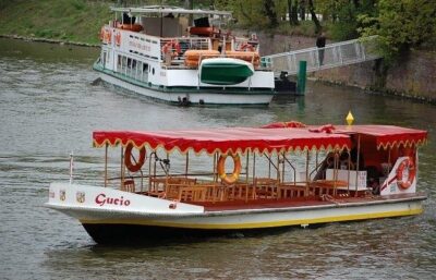 Wrocław: city walk with a professional guide and cruise - Meeting at Piwnica Świdnicka in Wrocław’s Old Town Hall