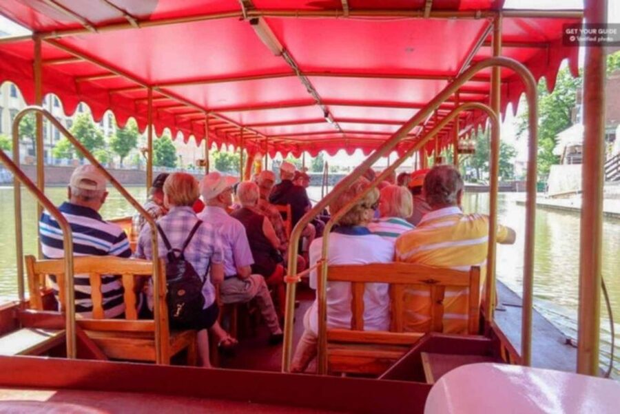 Wrocław: city walk with a professional guide and cruise - Old Butchers’ Street and the copper memorial to slaughtered animals